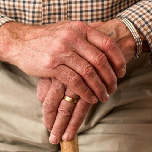 Man with a cane, representing Parkinson’s disease, which can potentially be prevented by drinking mate